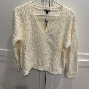 BRAND NEW EXPRESS CREAM V NECK SWEATER SIZE SMALL